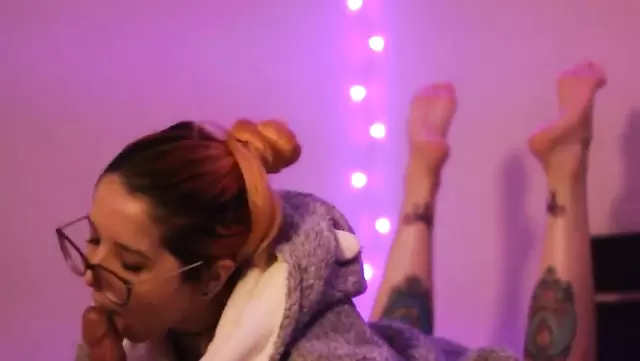 Очкастая телка сделала отменный минет парню подруги